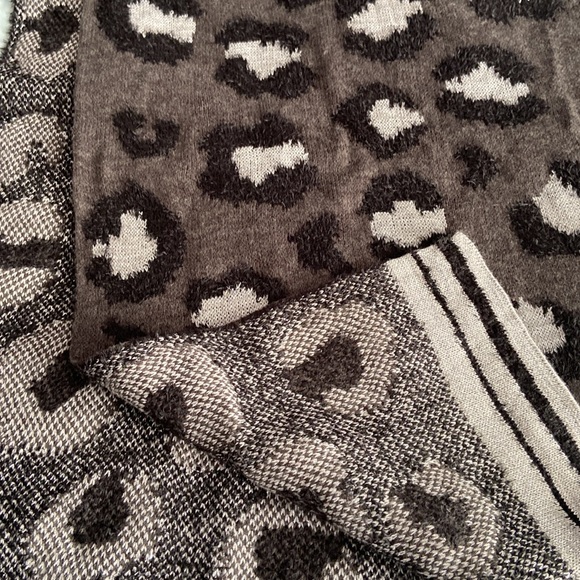 2for $20: Brand new knitted scarf! ๐ค - Picture 4 of 7